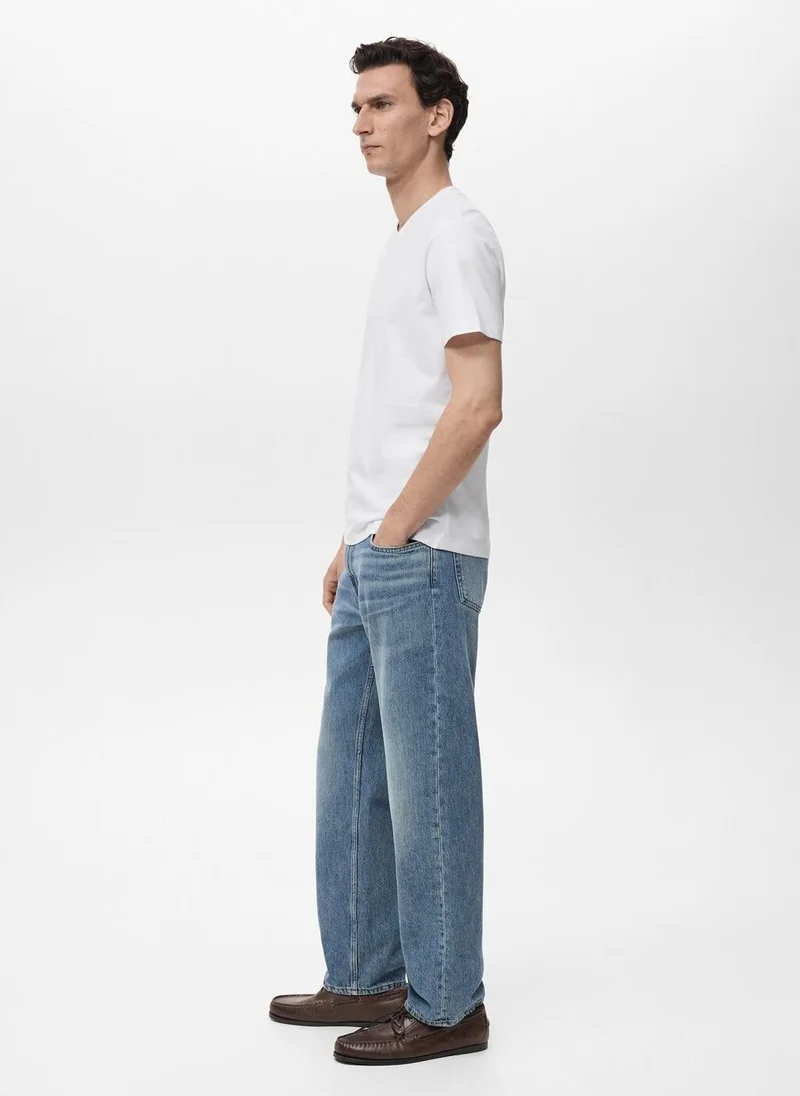 مانجو مان تيشيرت بياقة على شكل حرف